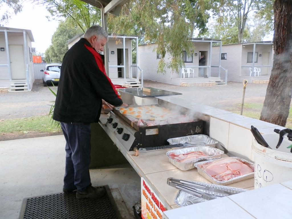 Narrabri Motel&Caravan Park Bagian luar foto